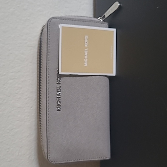 Michael Kors zip around wallet - Picture 4 of 4